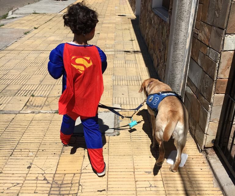 Niño con perro de asistencia